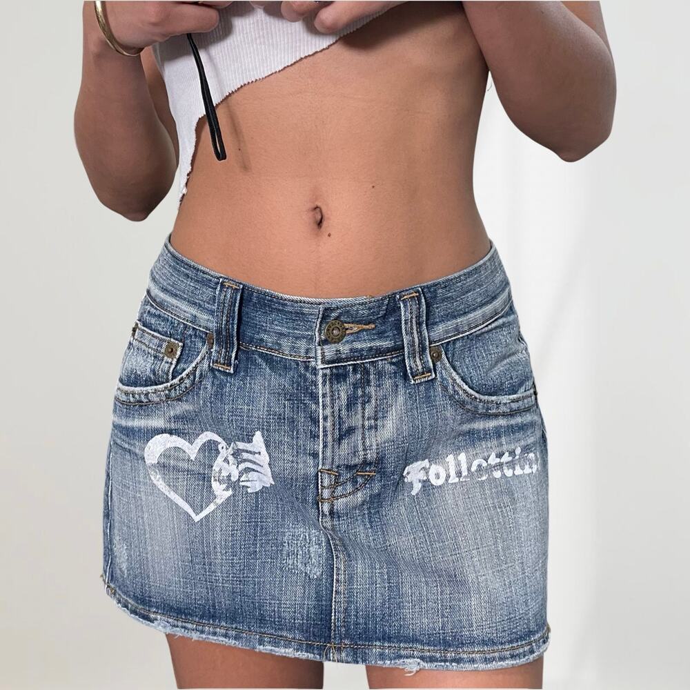 Italian Vintage 00s light wash mini denim skirt (S/M) Micro belt skirt graphic